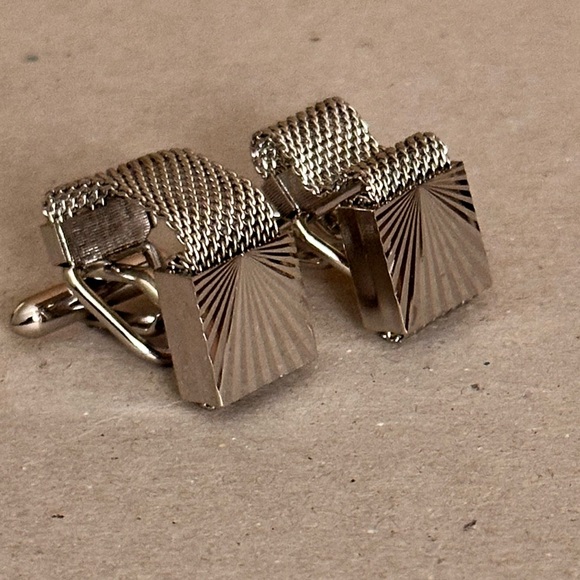 Silvertone Mesh Wrap Around Squared Starburst Cufflinks - Picture 7 of 15